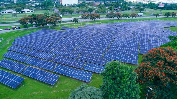 Usina solar em São José dos Campos, São Paulo, Brasil - Ações para economia de baixo carbono na indústria brasileira